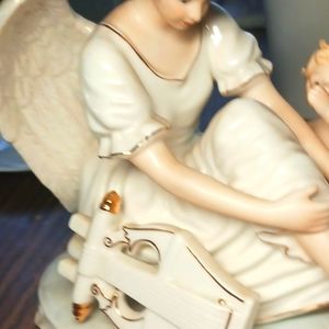 Beautiful O'Well angel & child/cherub porcelain statue